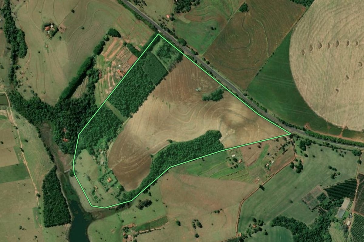 Imagem de satélite do imóvel rural em Tejupá (SP), com o contorno declarado no CAR desenhado por cima.