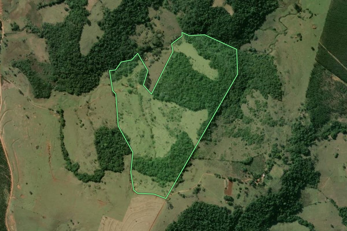 Imagem de satélite do imóvel rural em Tejupá (SP), com o contorno declarado no CAR desenhado por cima.