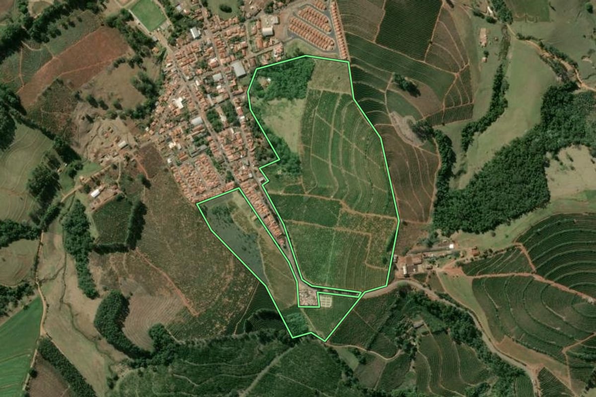 Imagem de satélite do imóvel rural em Tejupá (SP), com o contorno declarado no CAR desenhado por cima.