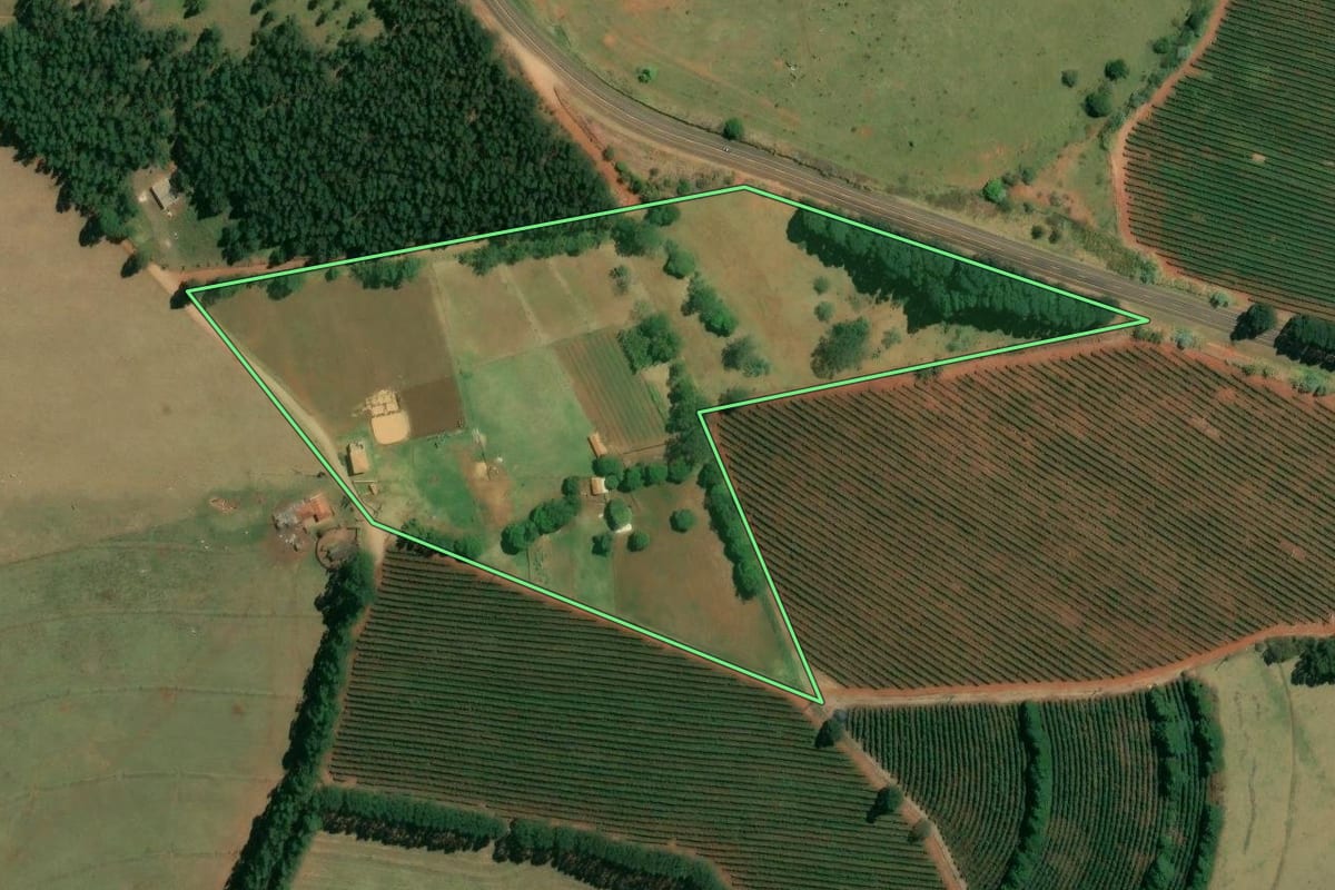 Imagem de satélite do imóvel rural em Tejupá (SP), com o contorno declarado no CAR desenhado por cima.