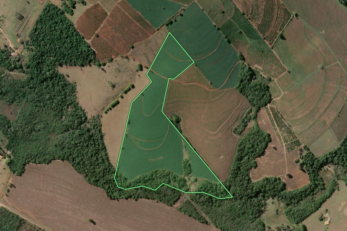 Imagem de satélite do imóvel rural em Tejupá (SP), com o contorno declarado no CAR desenhado por cima.
