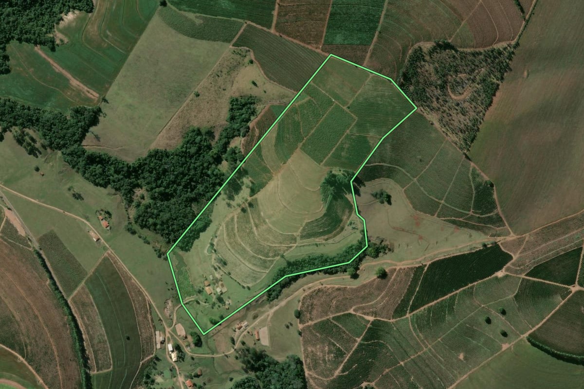 Imagem de satélite do imóvel rural em Tejupá (SP), com o contorno declarado no CAR desenhado por cima.