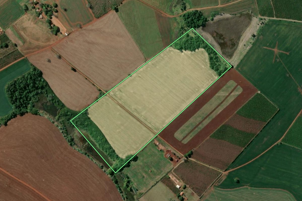 Imagem de satélite do imóvel rural em Tejupá (SP), com o contorno declarado no CAR desenhado por cima.