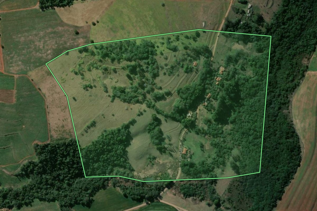 Imagem de satélite do imóvel rural em Tejupá (SP), com o contorno declarado no CAR desenhado por cima.