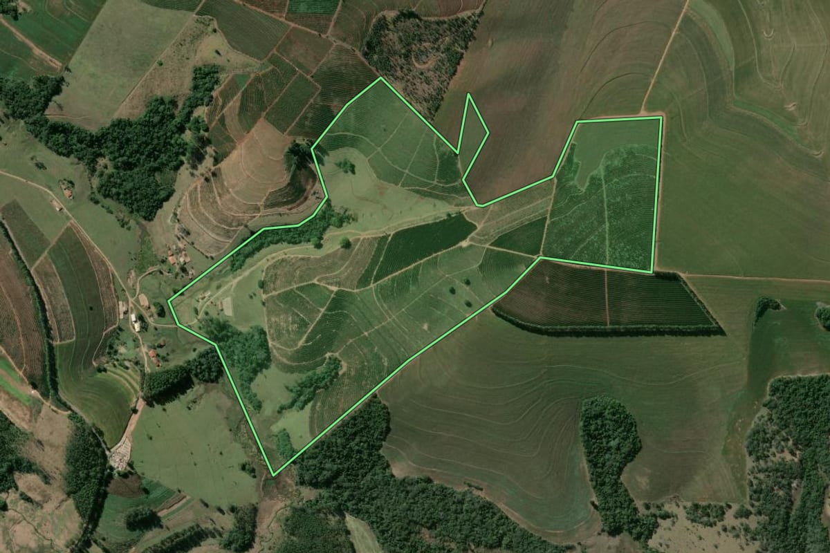Imagem de satélite do imóvel rural em Tejupá (SP), com o contorno declarado no CAR desenhado por cima.