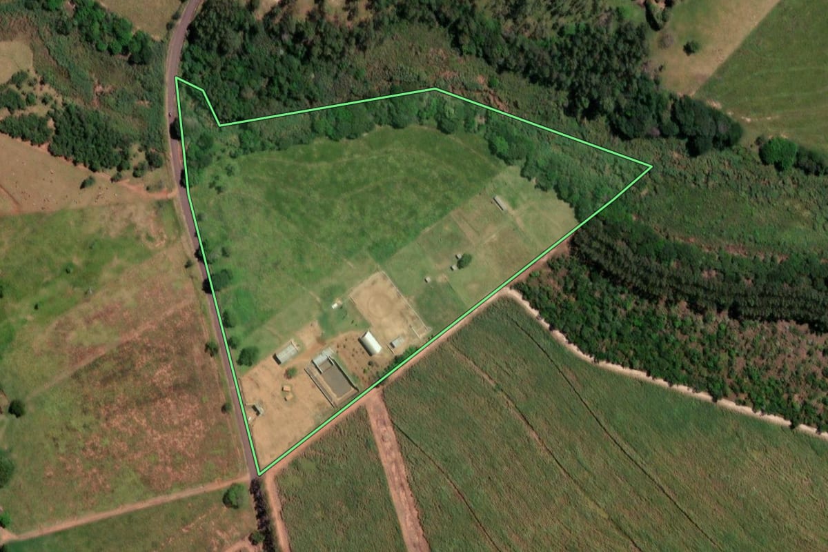 Imagem de satélite do imóvel rural em Teodoro Sampaio (SP), com o contorno declarado no CAR desenhado por cima.