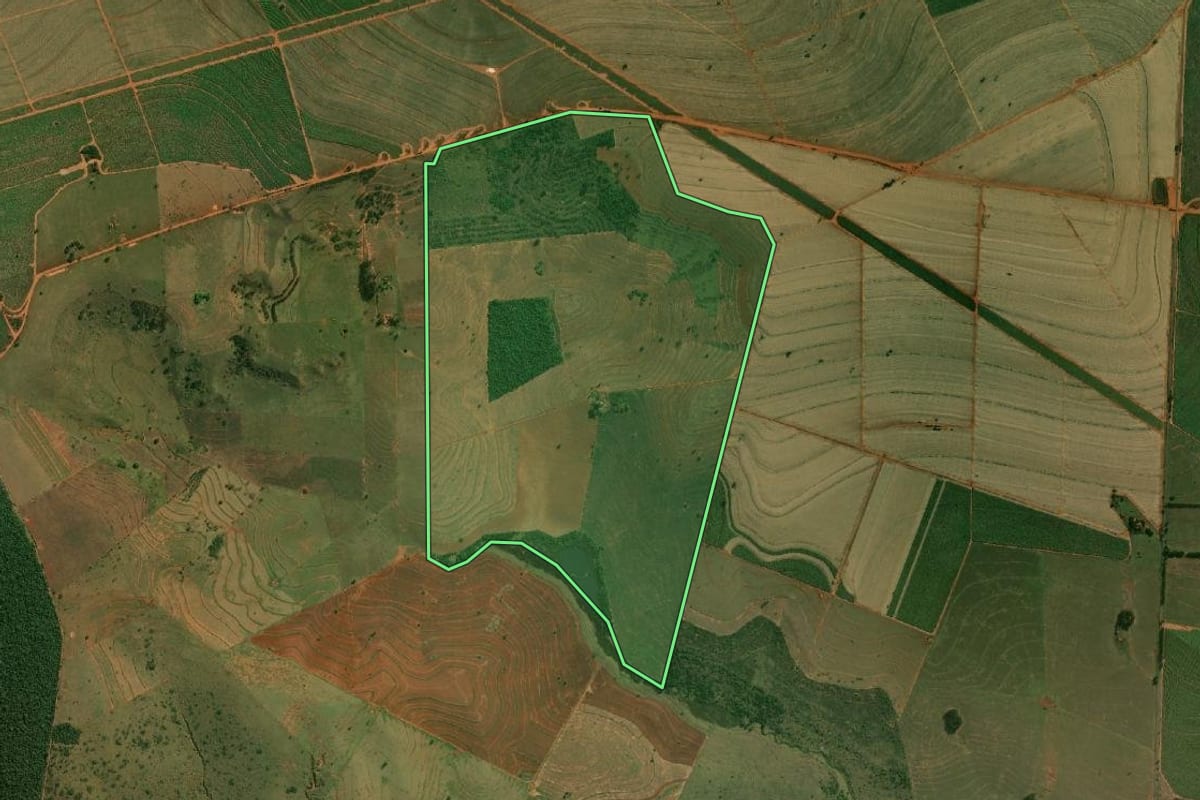 Imagem de satélite do imóvel rural em Teodoro Sampaio (SP), com o contorno declarado no CAR desenhado por cima.