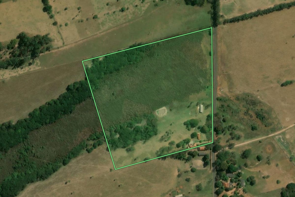 Imagem de satélite do imóvel rural em Teodoro Sampaio (SP), com o contorno declarado no CAR desenhado por cima.