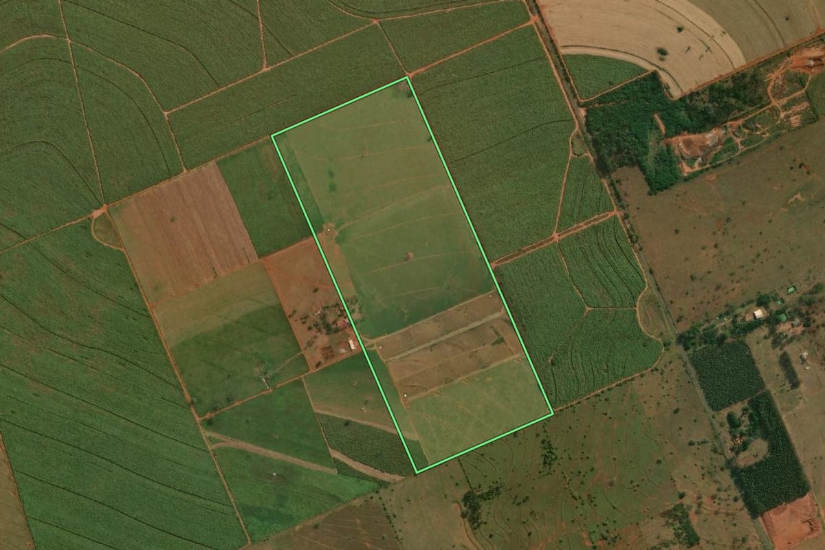 Imagem de satélite do imóvel rural em Teodoro Sampaio (SP), com o contorno declarado no CAR desenhado por cima.