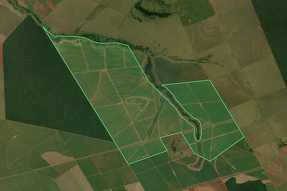 Imagem de satélite do imóvel rural em Teodoro Sampaio (SP), com o contorno declarado no CAR desenhado por cima.