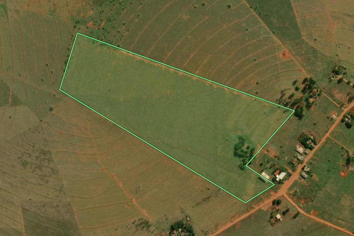 Imagem de satélite do imóvel rural em Teodoro Sampaio (SP), com o contorno declarado no CAR desenhado por cima.