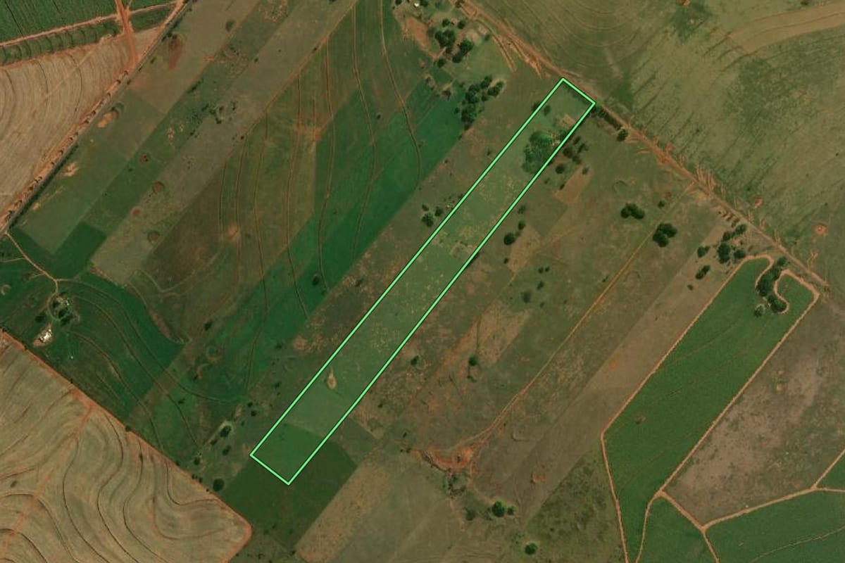 Imagem de satélite do imóvel rural em Teodoro Sampaio (SP), com o contorno declarado no CAR desenhado por cima.