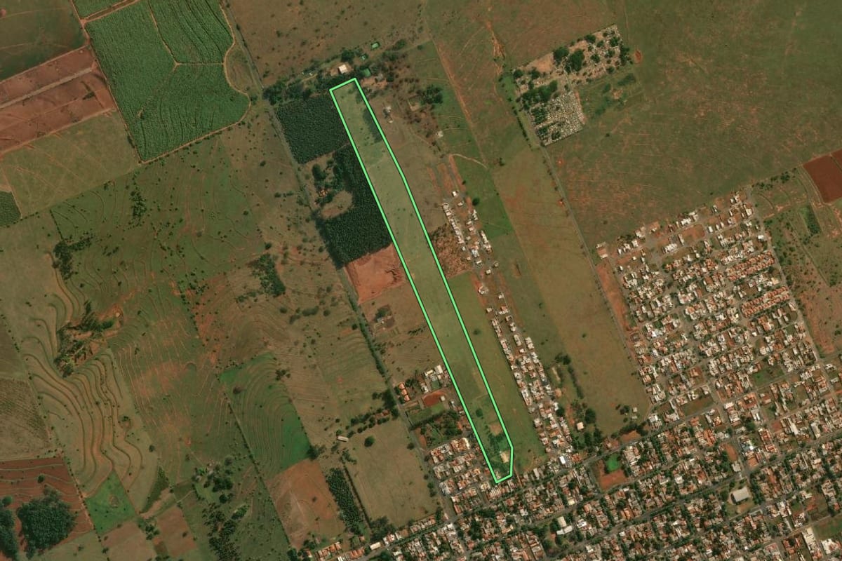 Imagem de satélite do imóvel rural em Teodoro Sampaio (SP), com o contorno declarado no CAR desenhado por cima.