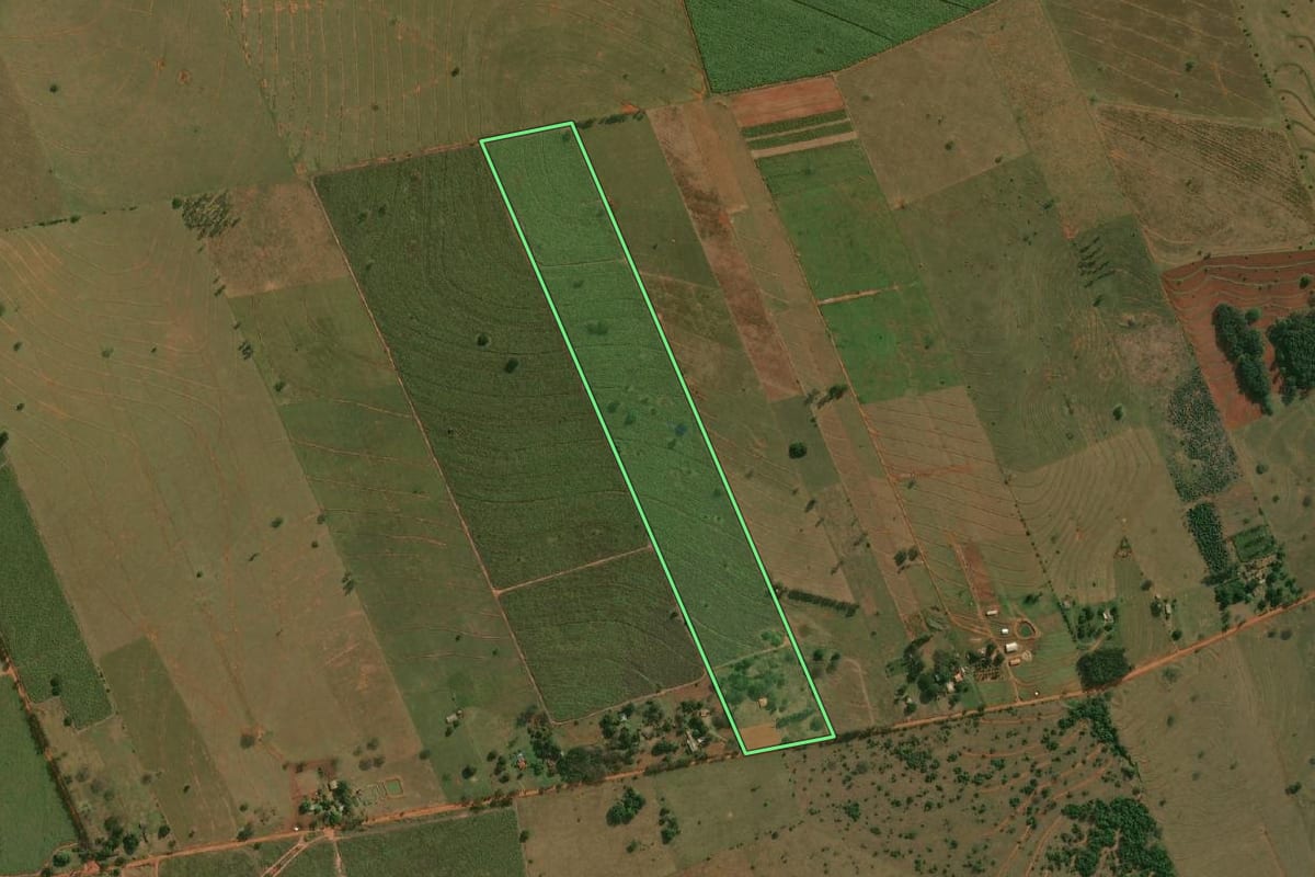Imagem de satélite do imóvel rural em Teodoro Sampaio (SP), com o contorno declarado no CAR desenhado por cima.