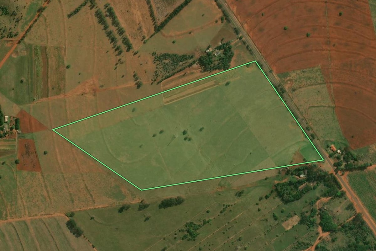 Imagem de satélite do imóvel rural em Teodoro Sampaio (SP), com o contorno declarado no CAR desenhado por cima.