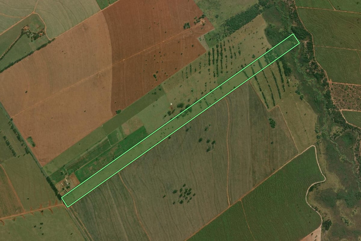 Imagem de satélite do imóvel rural em Teodoro Sampaio (SP), com o contorno declarado no CAR desenhado por cima.