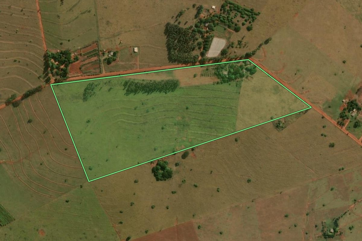 Imagem de satélite do imóvel rural em Teodoro Sampaio (SP), com o contorno declarado no CAR desenhado por cima.