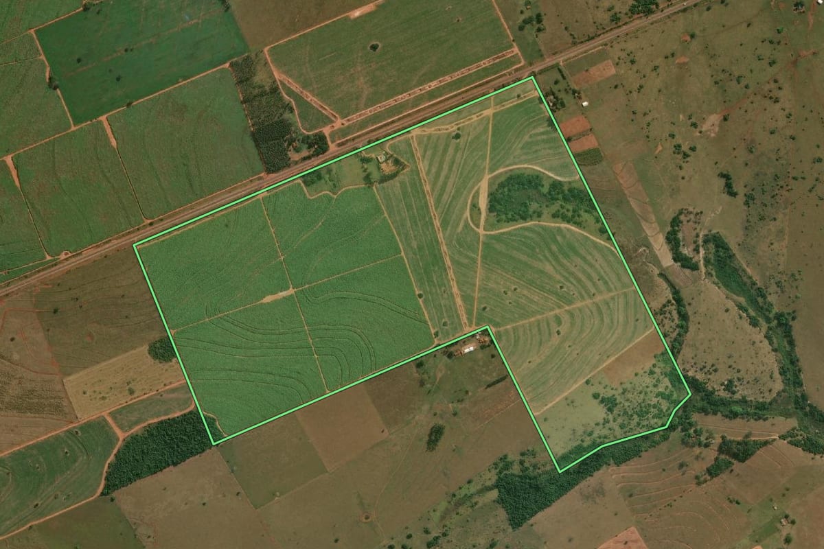 Imagem de satélite do imóvel rural em Teodoro Sampaio (SP), com o contorno declarado no CAR desenhado por cima.