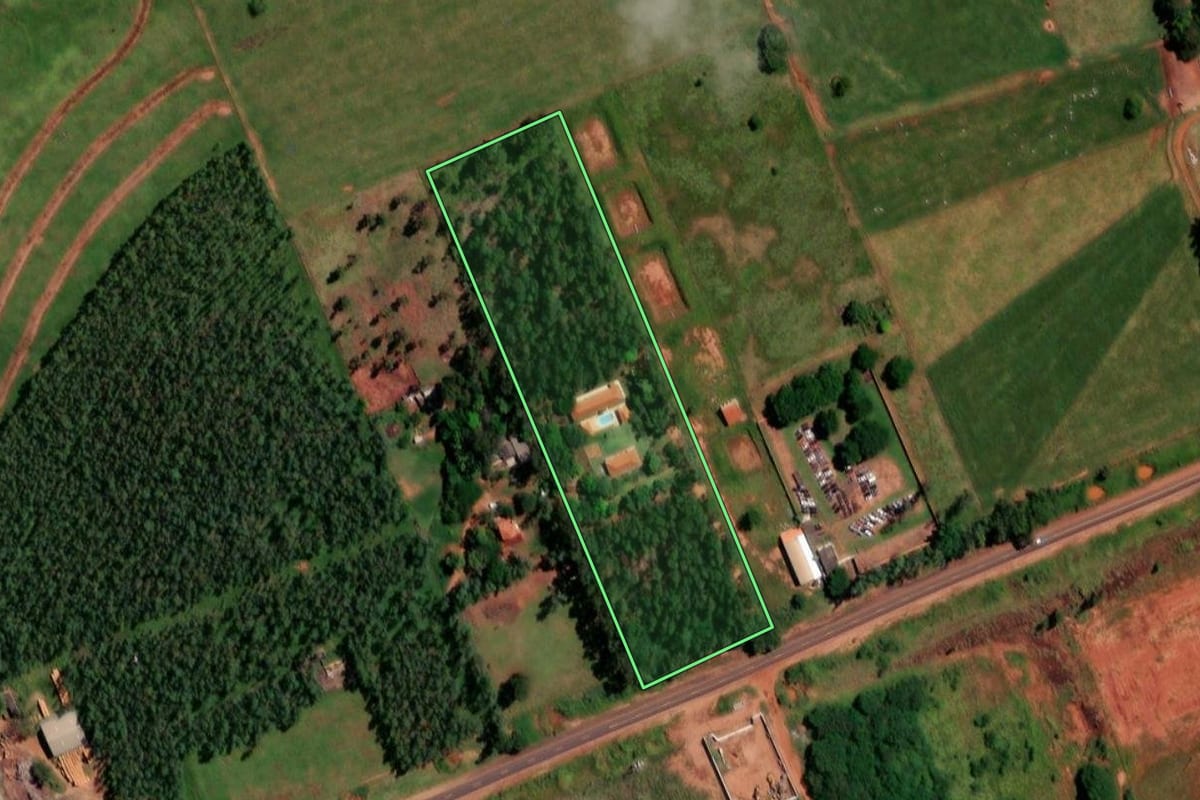Imagem de satélite do imóvel rural em Teodoro Sampaio (SP), com o contorno declarado no CAR desenhado por cima.