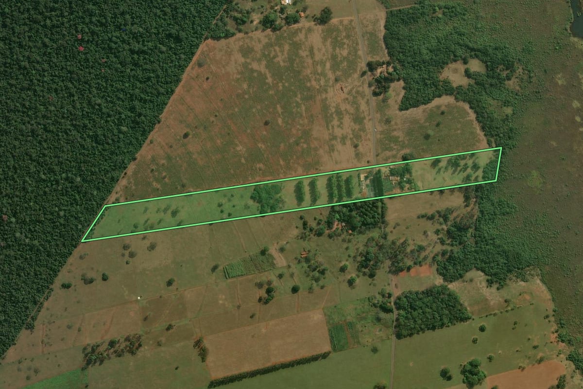 Imagem de satélite do imóvel rural em Teodoro Sampaio (SP), com o contorno declarado no CAR desenhado por cima.
