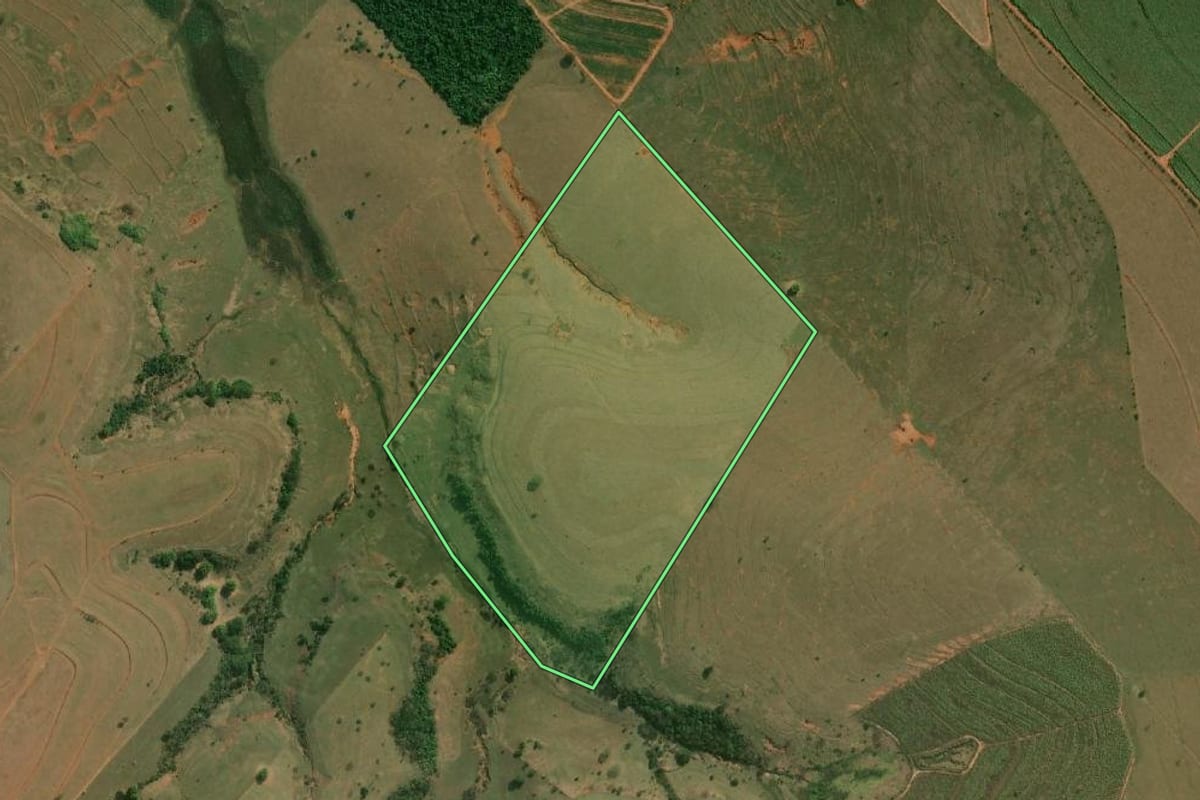 Imagem de satélite do imóvel rural em Teodoro Sampaio (SP), com o contorno declarado no CAR desenhado por cima.