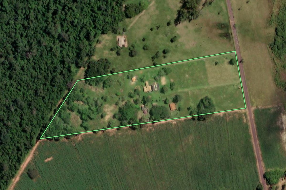 Imagem de satélite do imóvel rural em Teodoro Sampaio (SP), com o contorno declarado no CAR desenhado por cima.