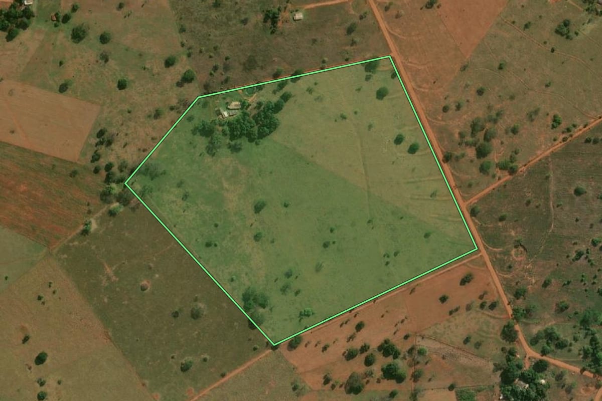 Imagem de satélite do imóvel rural em Teodoro Sampaio (SP), com o contorno declarado no CAR desenhado por cima.