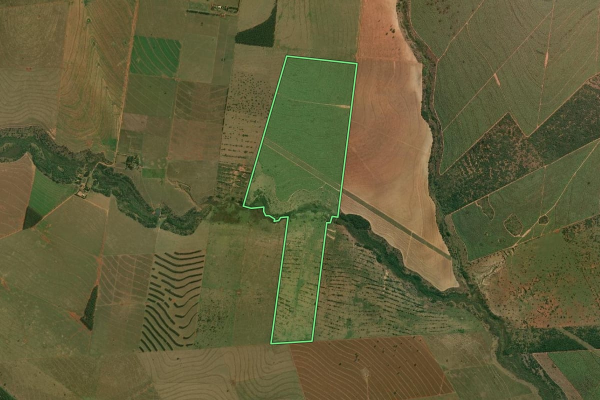 Imagem de satélite do imóvel rural em Teodoro Sampaio (SP), com o contorno declarado no CAR desenhado por cima.