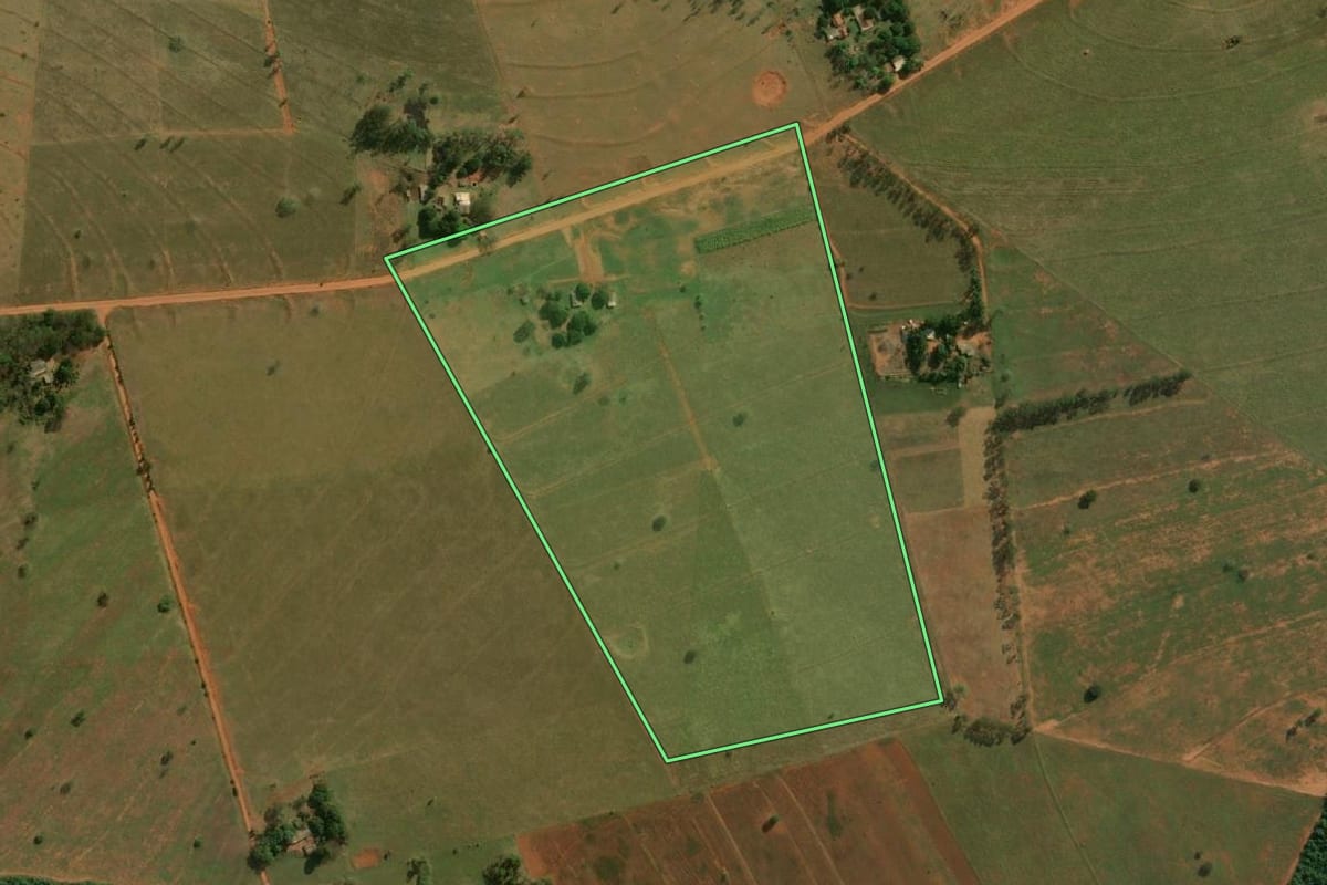 Imagem de satélite do imóvel rural em Teodoro Sampaio (SP), com o contorno declarado no CAR desenhado por cima.