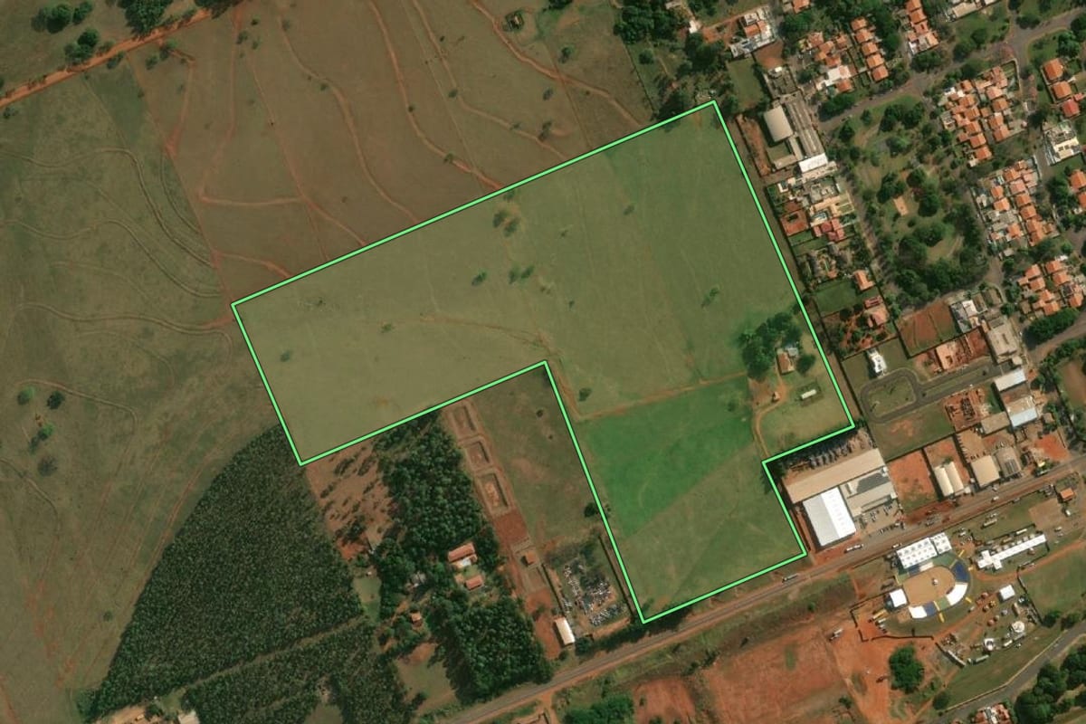 Imagem de satélite do imóvel rural em Teodoro Sampaio (SP), com o contorno declarado no CAR desenhado por cima.