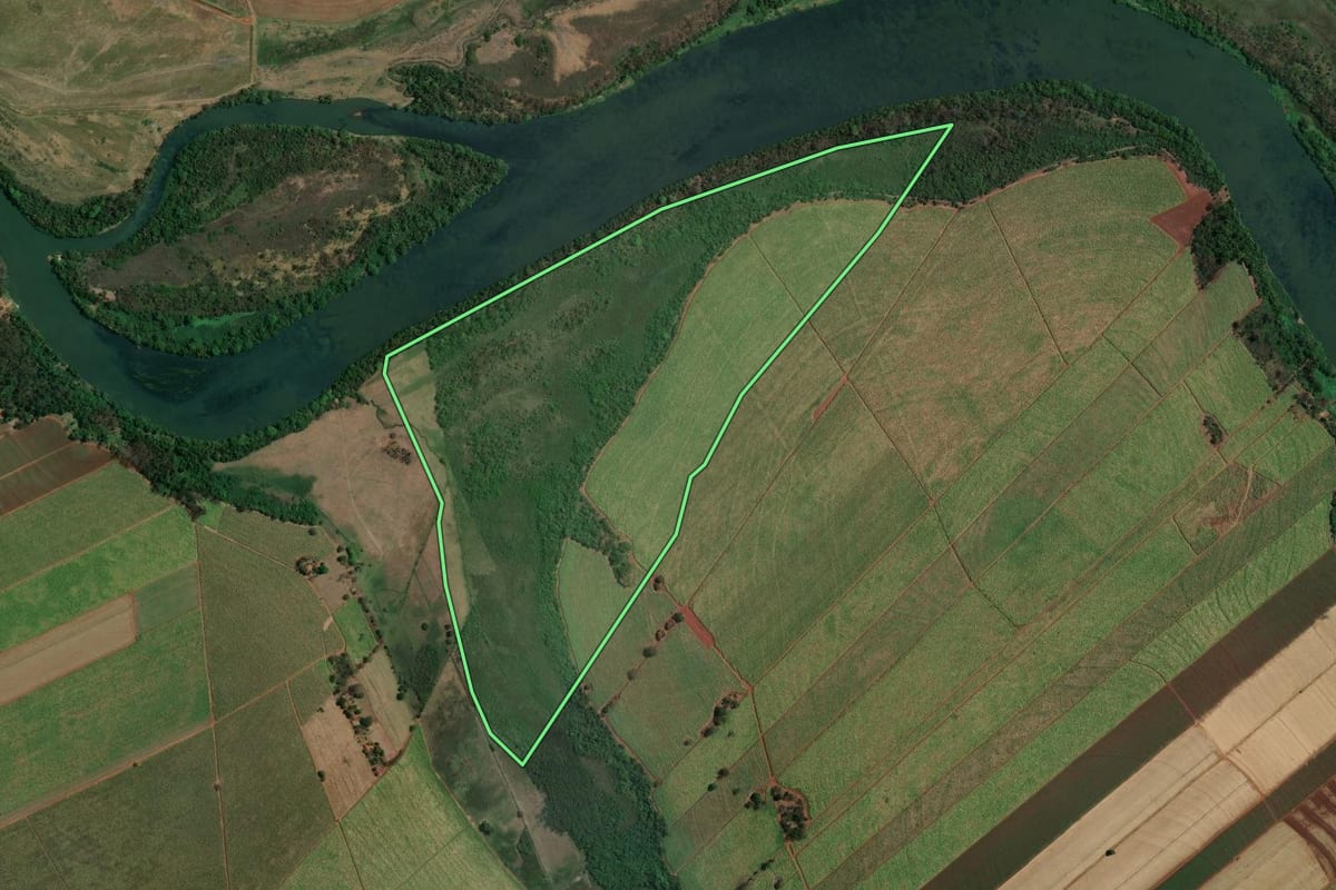 Imagem de satélite do imóvel rural em Terra Roxa (SP), com o contorno declarado no CAR desenhado por cima.