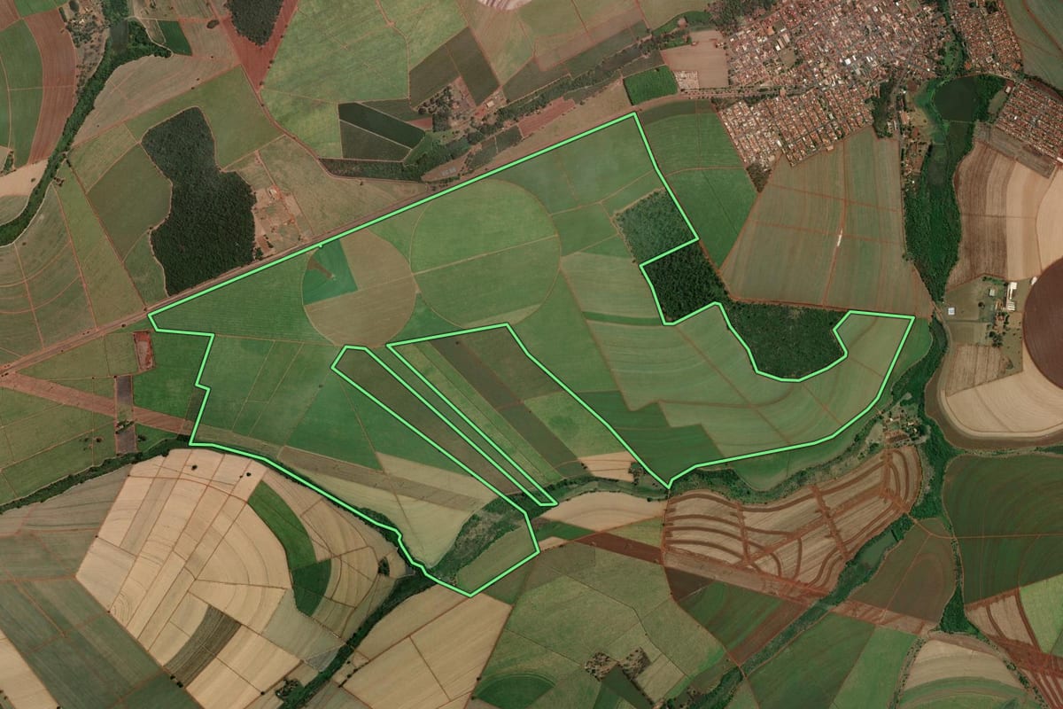 Imagem de satélite do imóvel rural em Terra Roxa (SP), com o contorno declarado no CAR desenhado por cima.