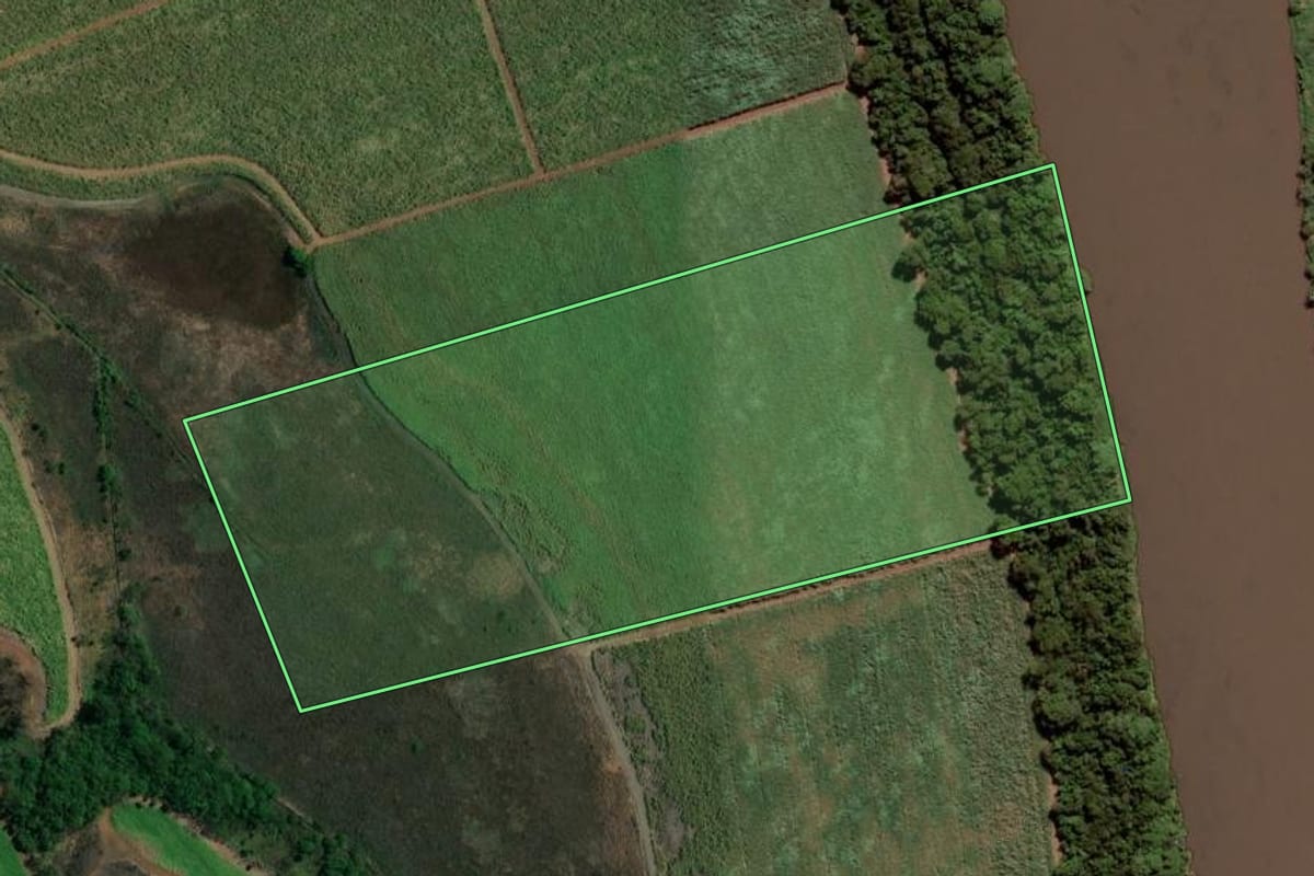 Imagem de satélite do imóvel rural em Terra Roxa (SP), com o contorno declarado no CAR desenhado por cima.