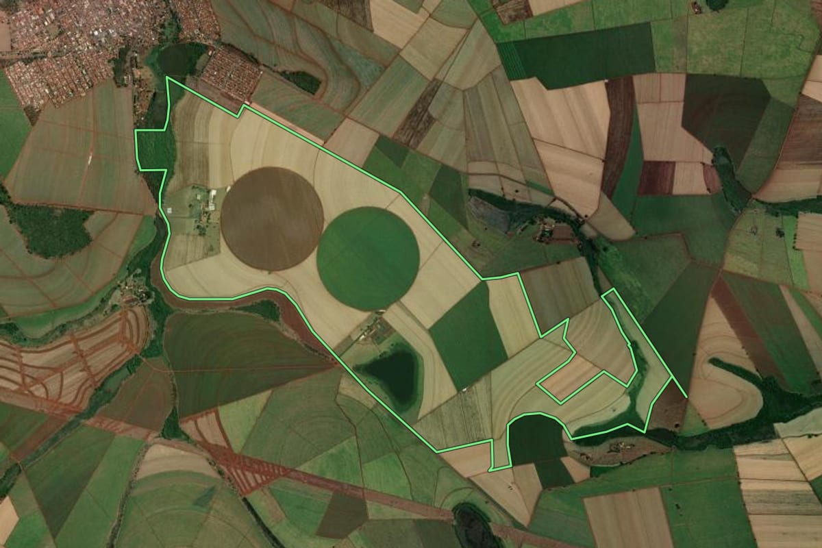 Imagem de satélite do imóvel rural em Terra Roxa (SP), com o contorno declarado no CAR desenhado por cima.
