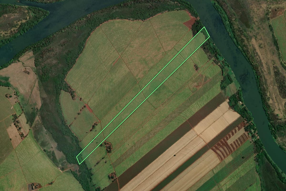 Imagem de satélite do imóvel rural em Terra Roxa (SP), com o contorno declarado no CAR desenhado por cima.