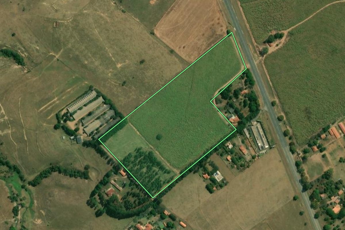 Imagem de satélite do imóvel rural em Tietê (SP), com o contorno declarado no CAR desenhado por cima.
