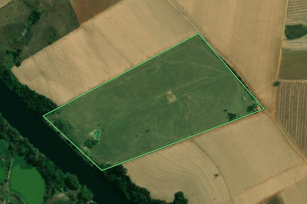 Imagem de satélite do imóvel rural em Tietê (SP), com o contorno declarado no CAR desenhado por cima.