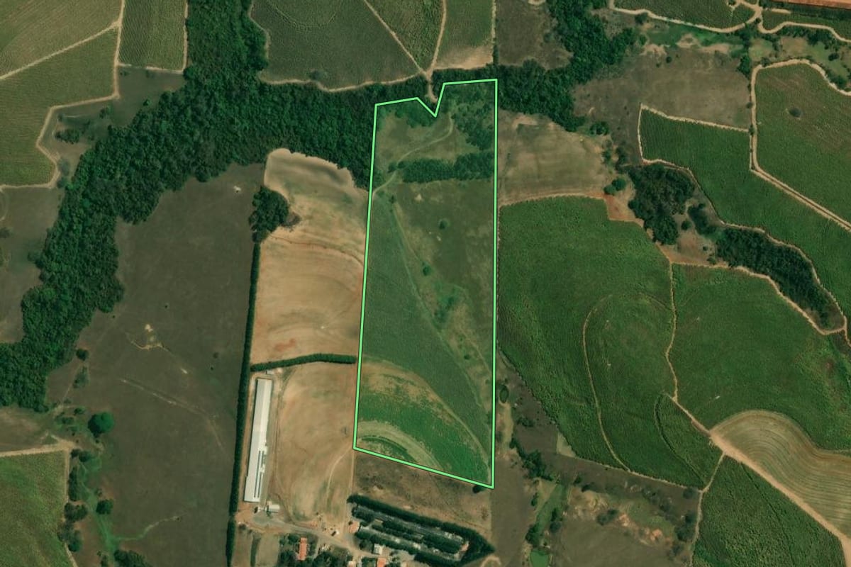 Imagem de satélite do imóvel rural em Tietê (SP), com o contorno declarado no CAR desenhado por cima.