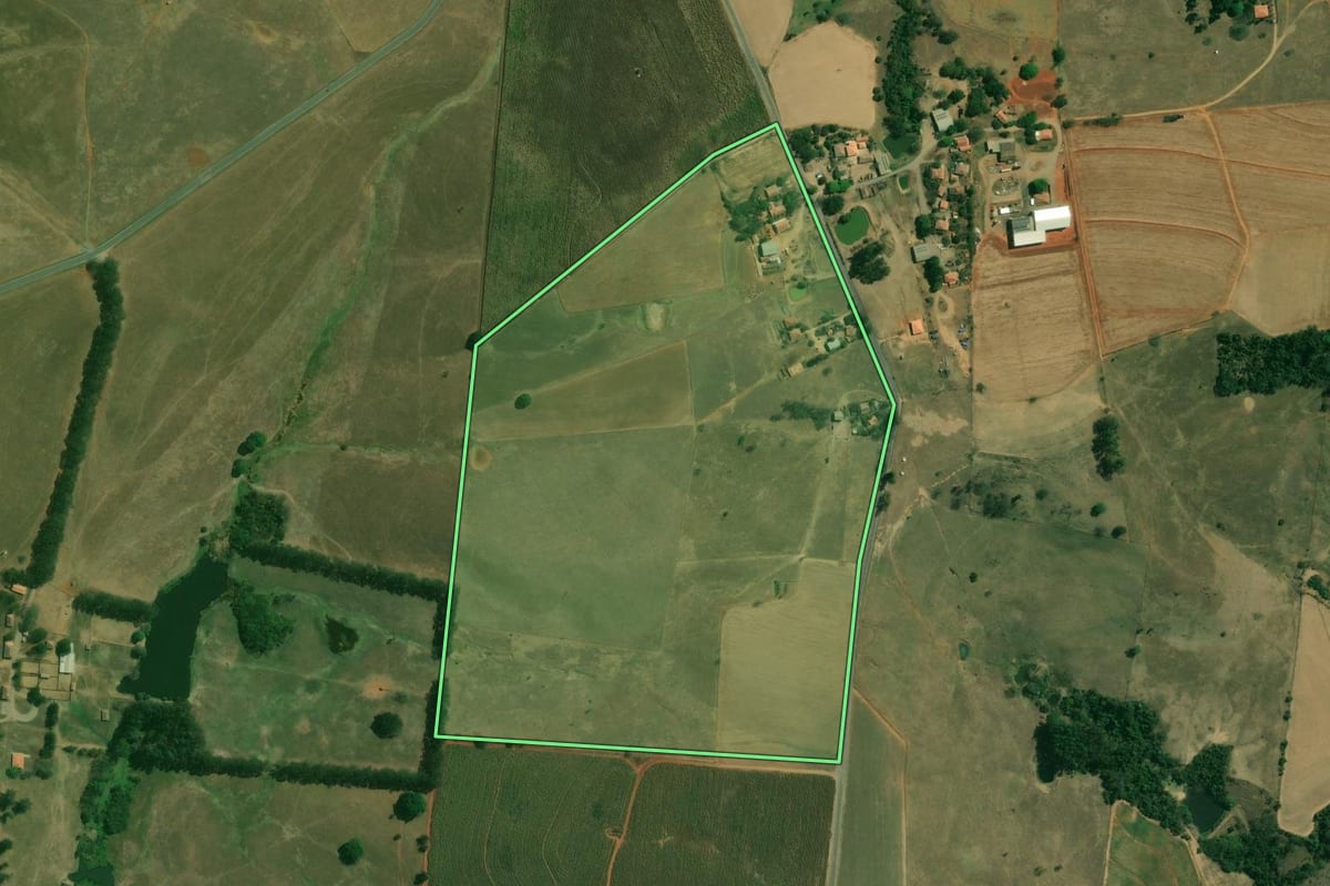 Imagem de satélite do imóvel rural em Tietê (SP), com o contorno declarado no CAR desenhado por cima.