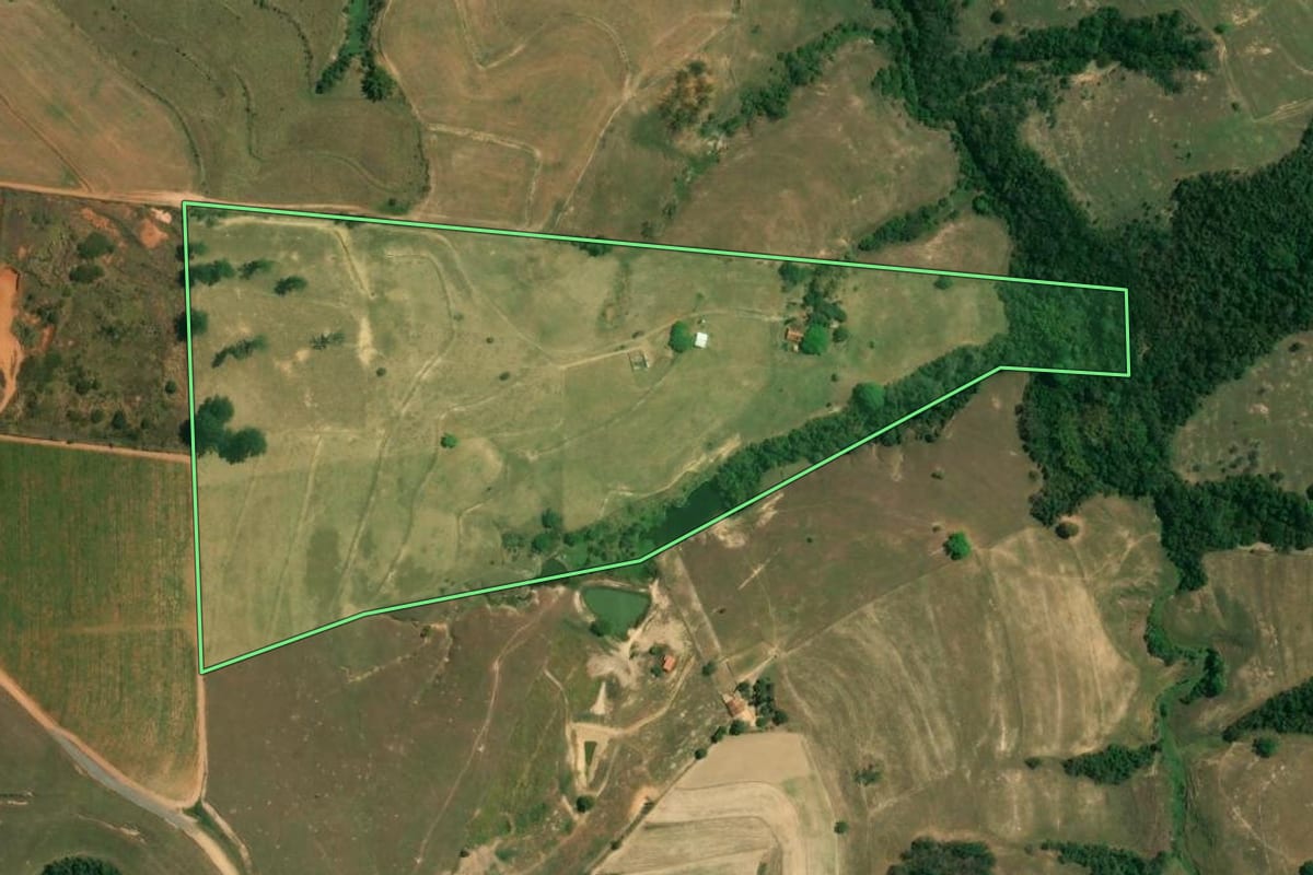 Imagem de satélite do imóvel rural em Tietê (SP), com o contorno declarado no CAR desenhado por cima.