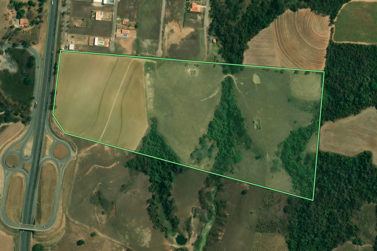Imagem de satélite do imóvel rural em Tietê (SP), com o contorno declarado no CAR desenhado por cima.