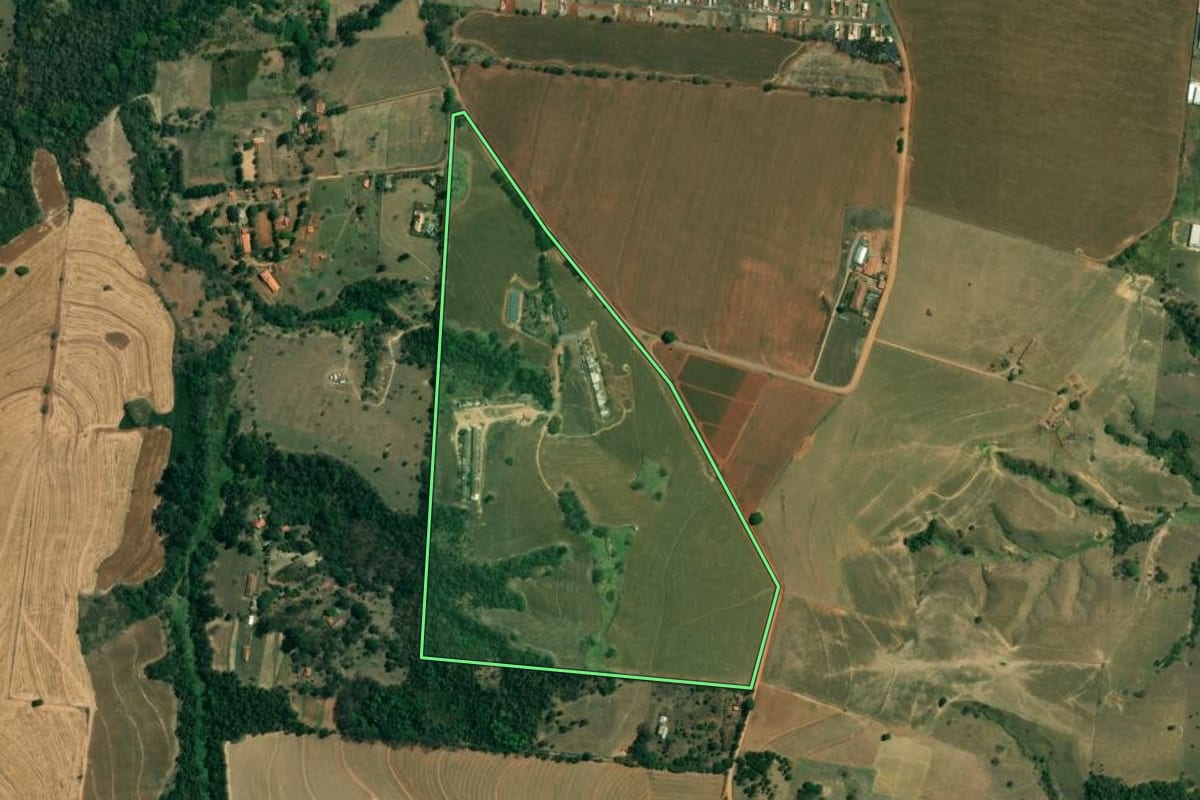 Imagem de satélite do imóvel rural em Tietê (SP), com o contorno declarado no CAR desenhado por cima.