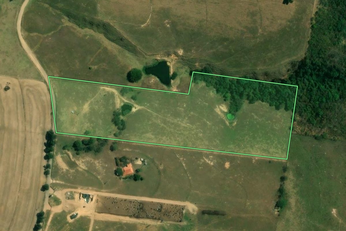 Imagem de satélite do imóvel rural em Tietê (SP), com o contorno declarado no CAR desenhado por cima.