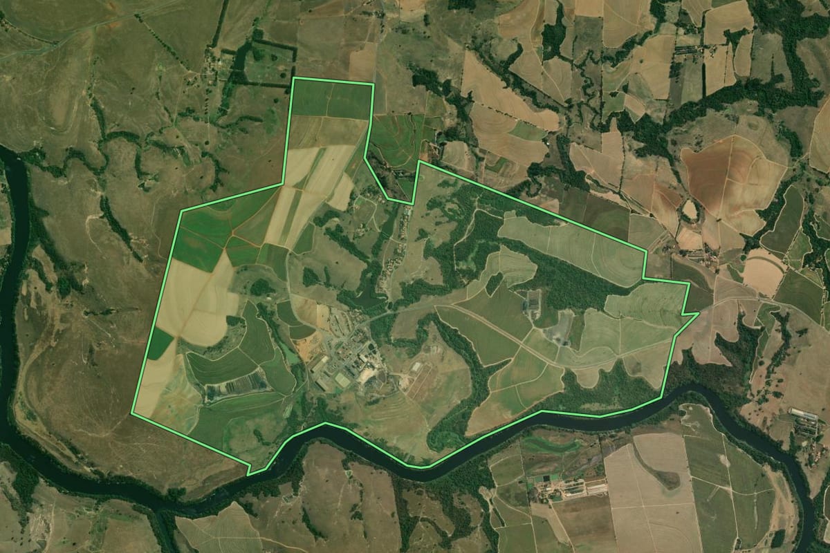 Imagem de satélite do imóvel rural em Tietê (SP), com o contorno declarado no CAR desenhado por cima.