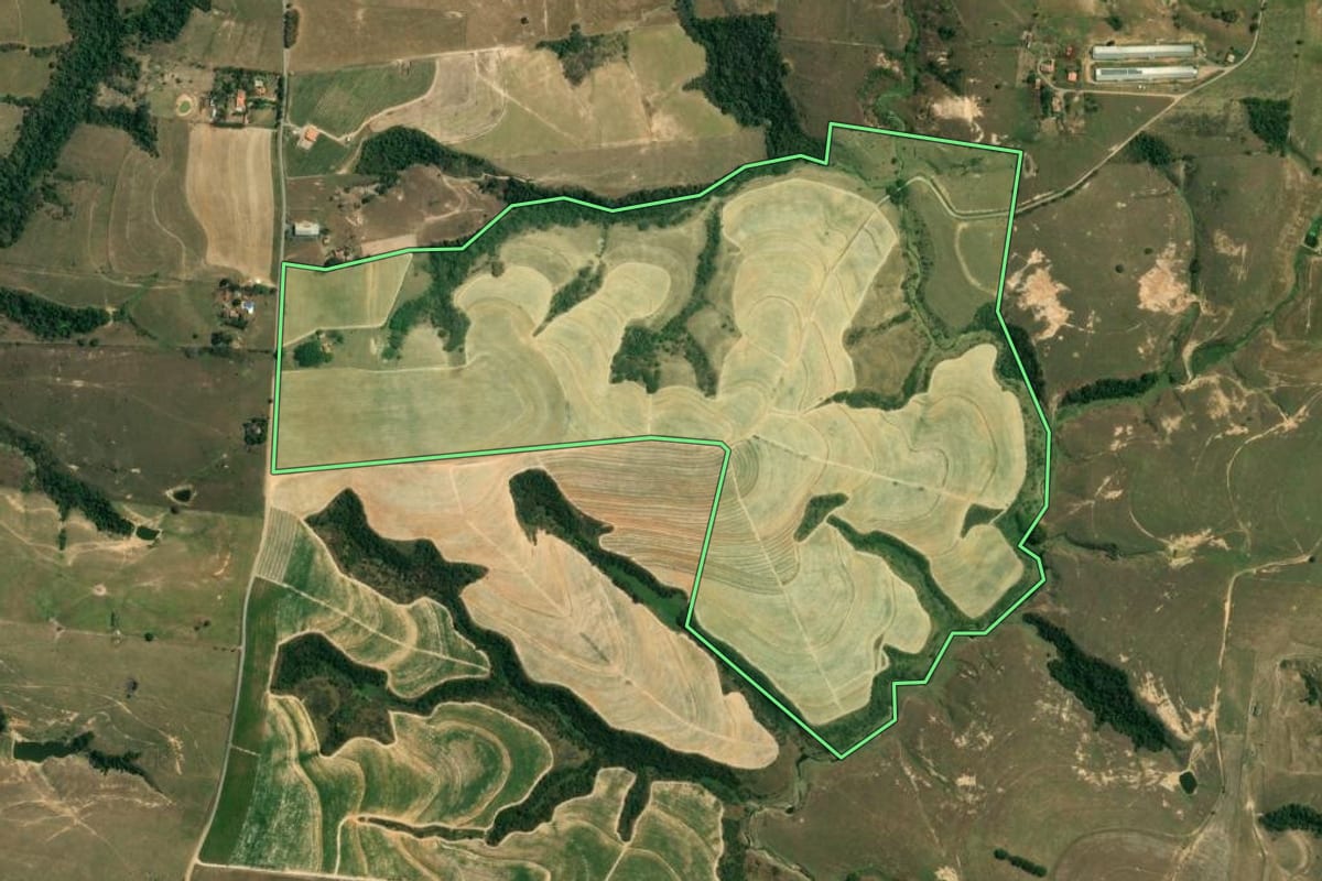 Imagem de satélite do imóvel rural em Tietê (SP), com o contorno declarado no CAR desenhado por cima.
