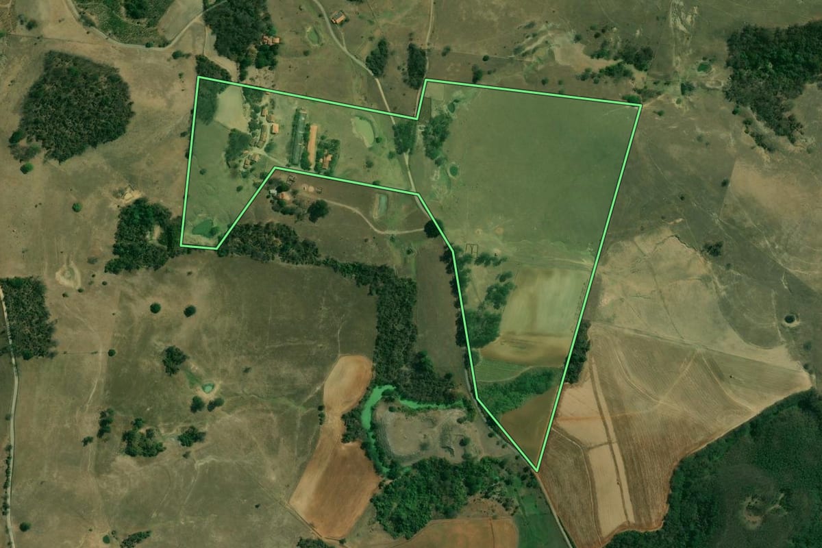 Imagem de satélite do imóvel rural em Tietê (SP), com o contorno declarado no CAR desenhado por cima.
