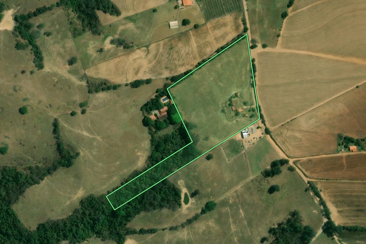 Imagem de satélite do imóvel rural em Tietê (SP), com o contorno declarado no CAR desenhado por cima.