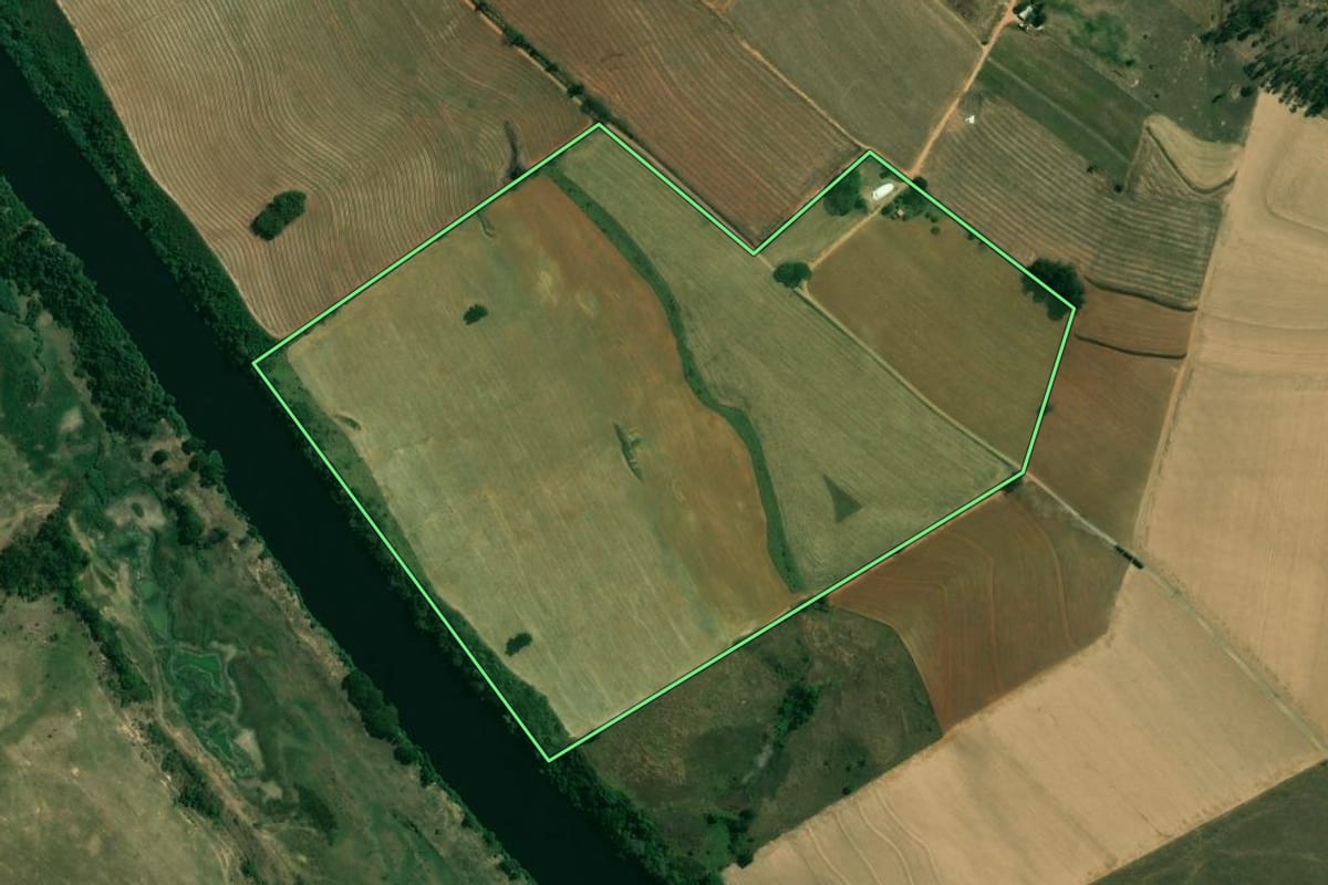 Imagem de satélite do imóvel rural em Tietê (SP), com o contorno declarado no CAR desenhado por cima.