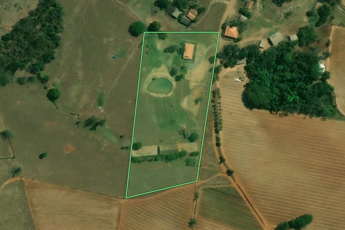 Imagem de satélite do imóvel rural em Tietê (SP), com o contorno declarado no CAR desenhado por cima.