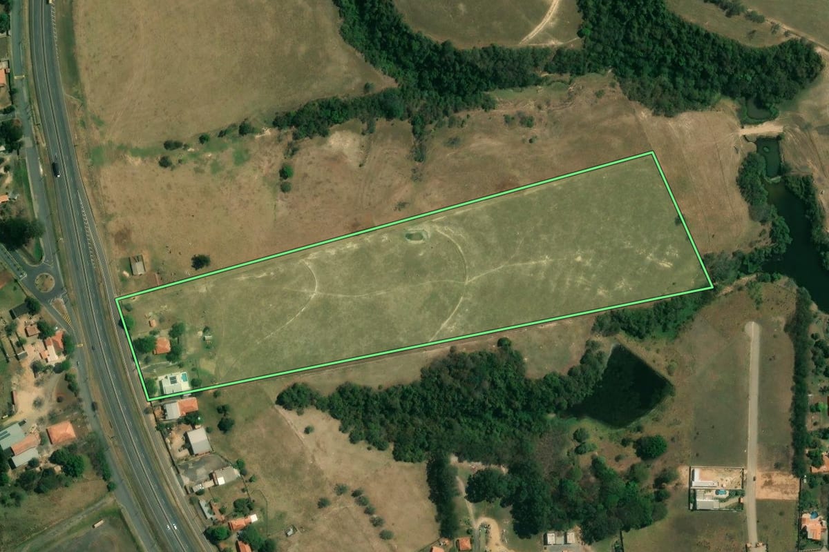 Imagem de satélite do imóvel rural em Tietê (SP), com o contorno declarado no CAR desenhado por cima.
